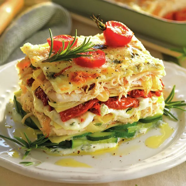 Una porzione di lasagne di zucchine gratinate