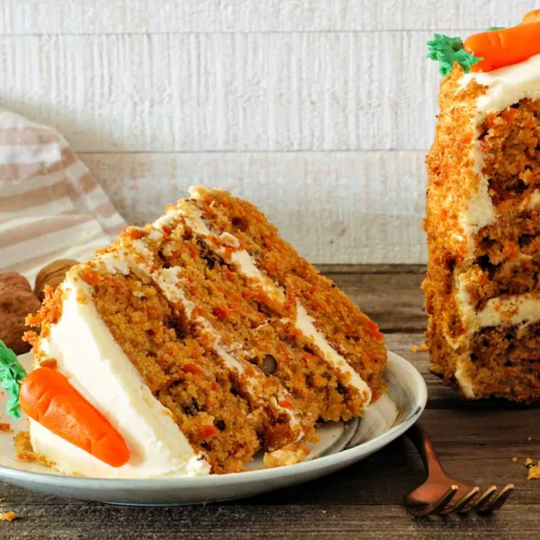 Una fetta di torta di carote con crema