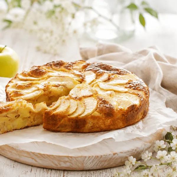 Torta di mele con una fetta tagliata